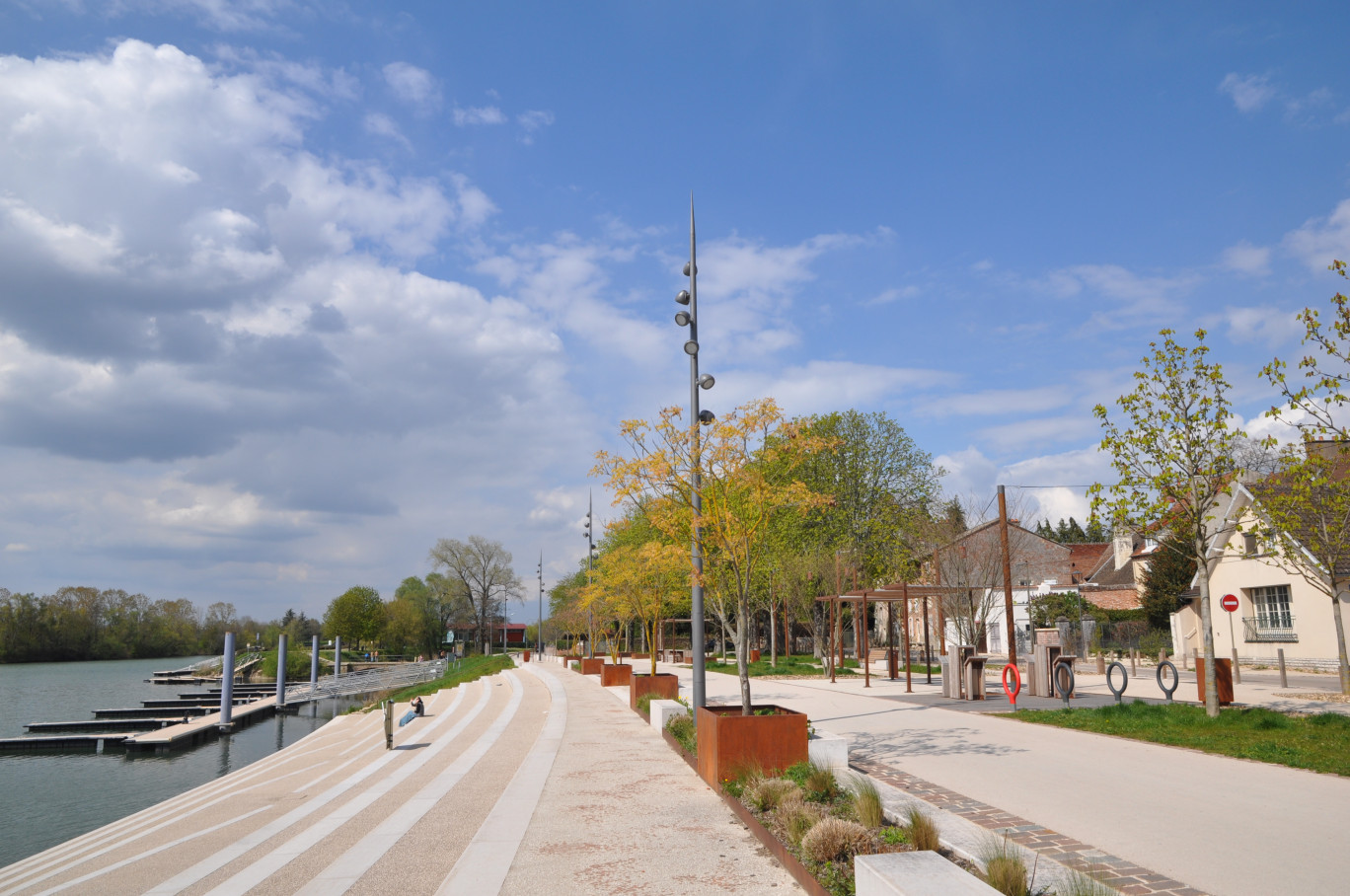 Les quais de Seurre ont été totalement réaménagés et repenser pour améliorer l’attractivité de la commune. © Commune de Seurre