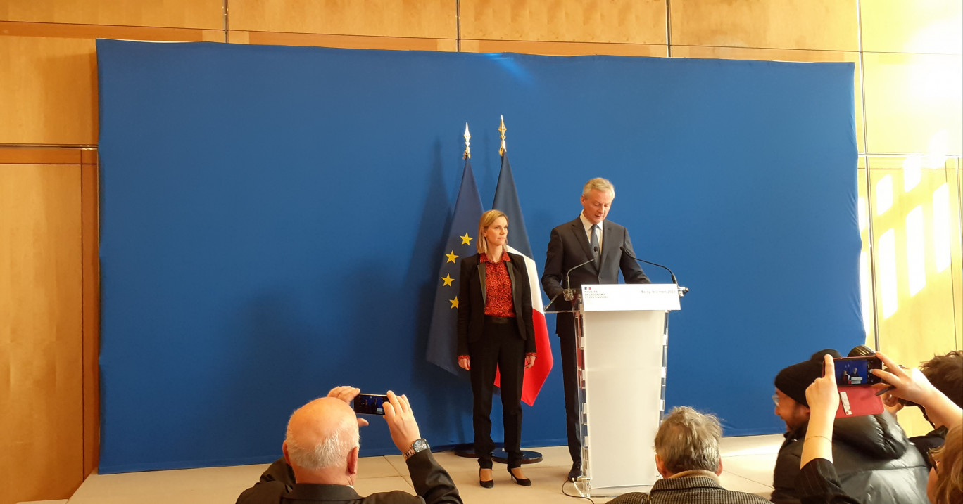 Crédit Photo : Anne DAUBREE 
Le ministre de l’Economie, Bruno Le Maire, lors de son intervention, le 4 mars, et la secrétaire d'état Agnès Pannier-Runacher.