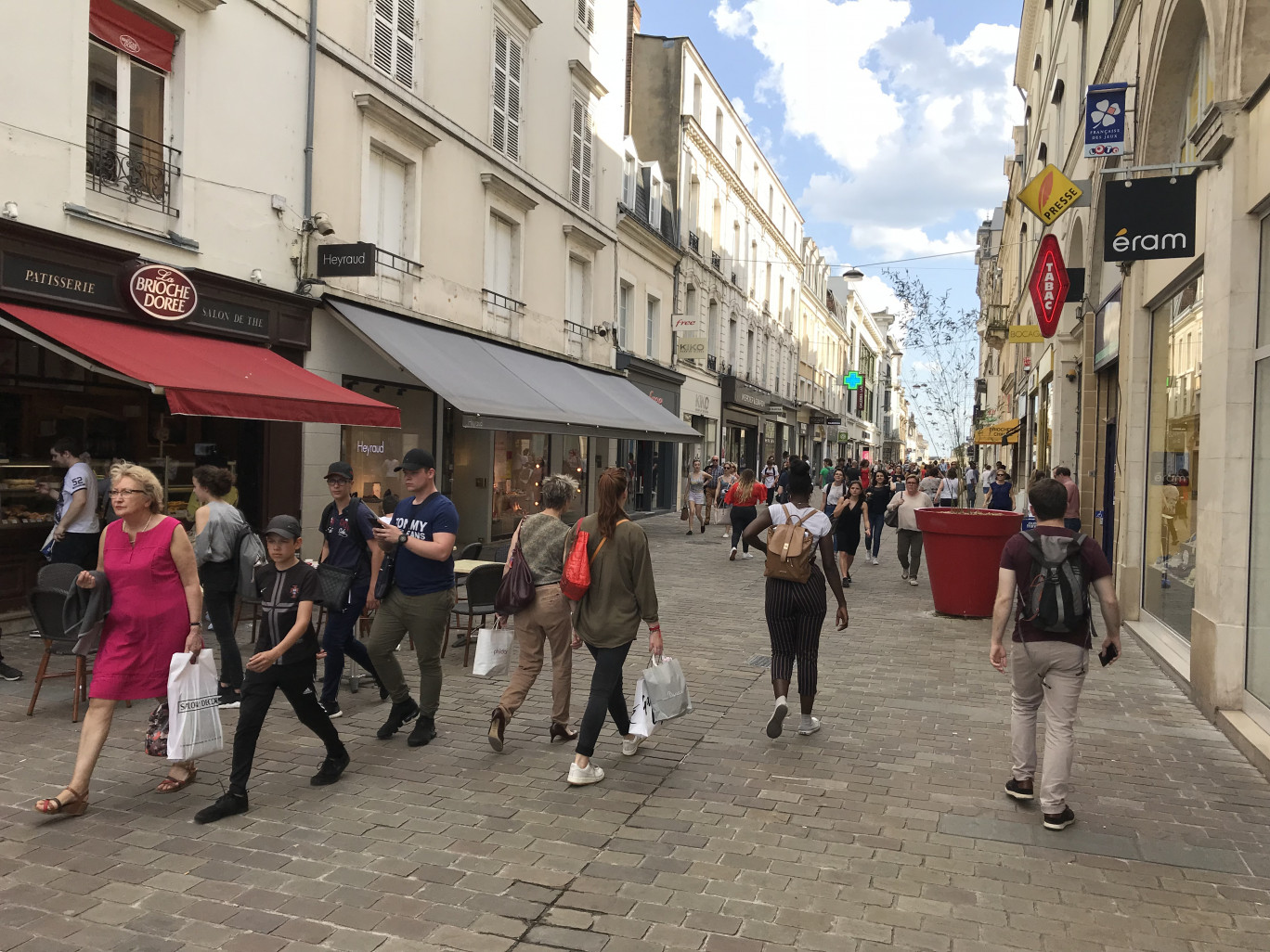 Crédit Photo : O.RAZEMON
une rue commerçante animée (au Mans). 